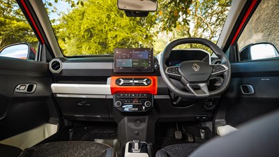 sleek dashboard - Renault Kwid E-Tech 100% electric