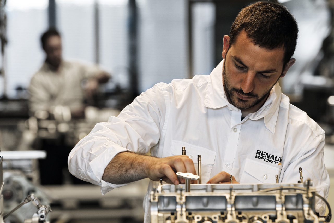 Renault Sport F1 engineer working and innovating 