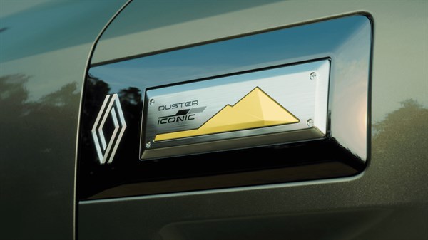 Renault Duster - lateral badge on the fender