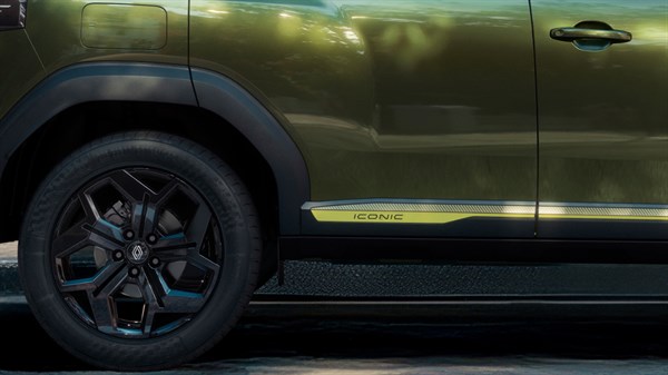 Renault Duster - side sill iconic stickers